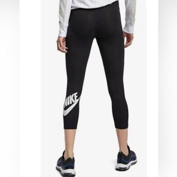 Nike Black Cropped Workout Legging Women's Medium M Logo Spellout Athletic EUC - Picture 3 of 11